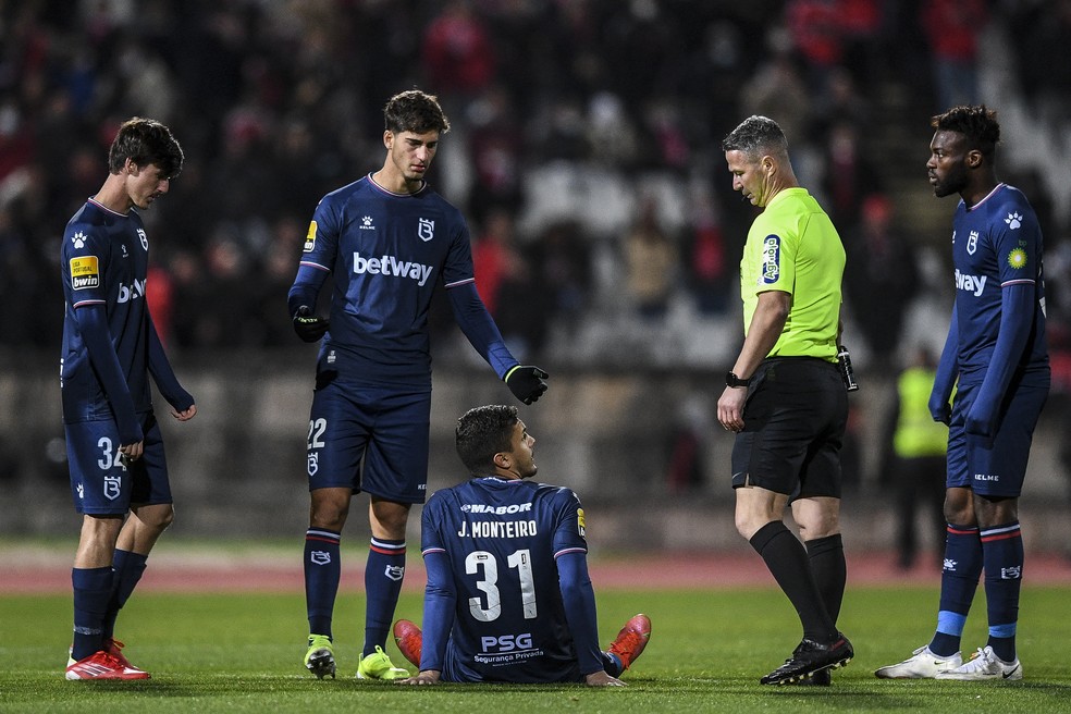Surto de Covid-19 no elenco do Belenenses fez o time de futebol português enfrentar o Benfica com apenas 9 jogadores – sendo 2 goleiros – e ser goleado por 7 a 0 — Foto: Patrícia de Melo Moreira/AFP