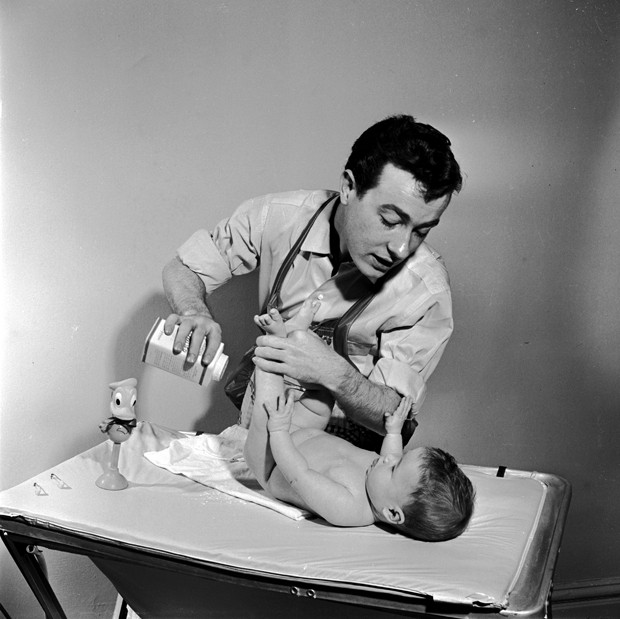circa 1950:  A father changes his daughter's nappy.  (Photo by Three Lions/Getty Images) (Foto: Getty Images)