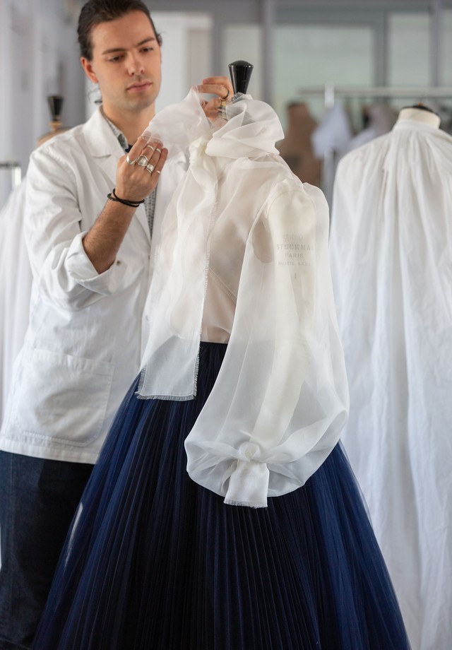 Os bastidores do look alta-costura Dior de Elle Fanning (Foto: Divulgação/ Dior)