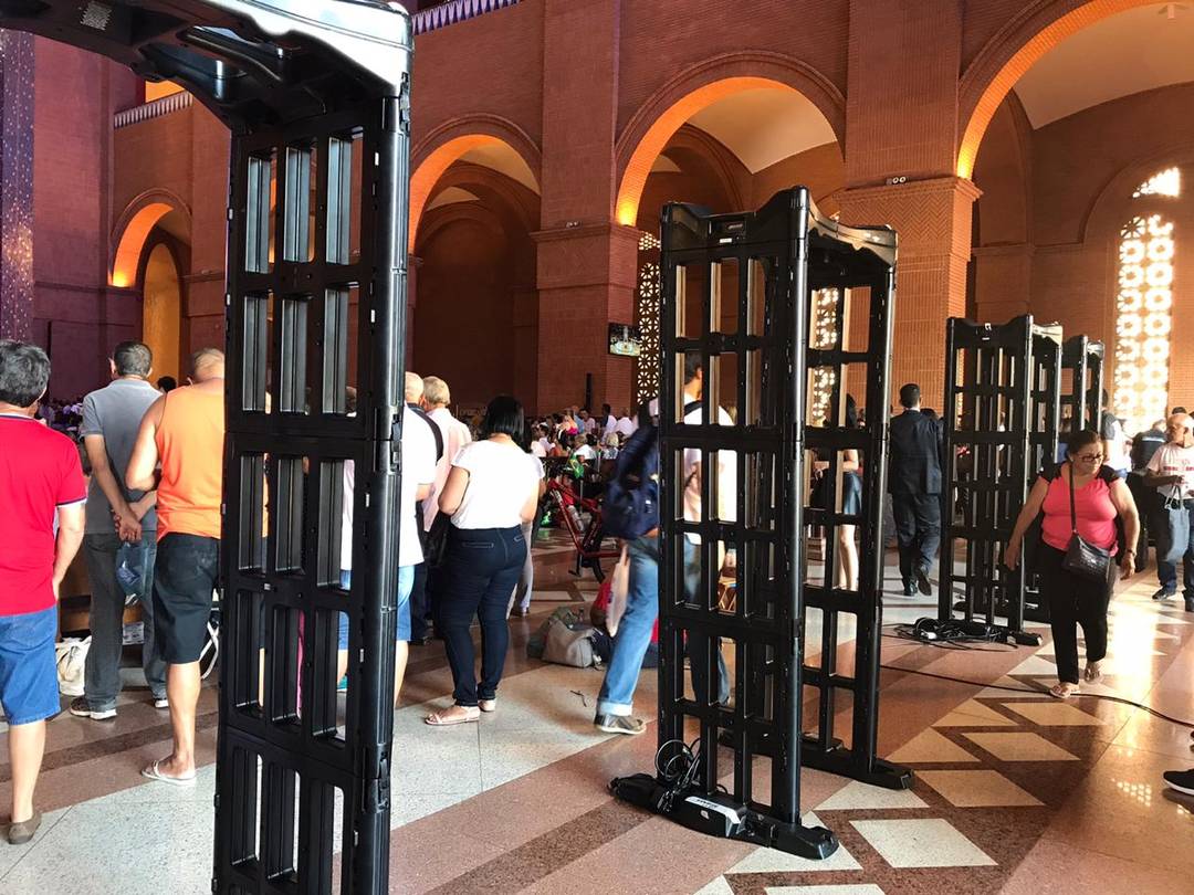 Detectores de metais foram posicionados nas entradas do Santuário de Aparecida