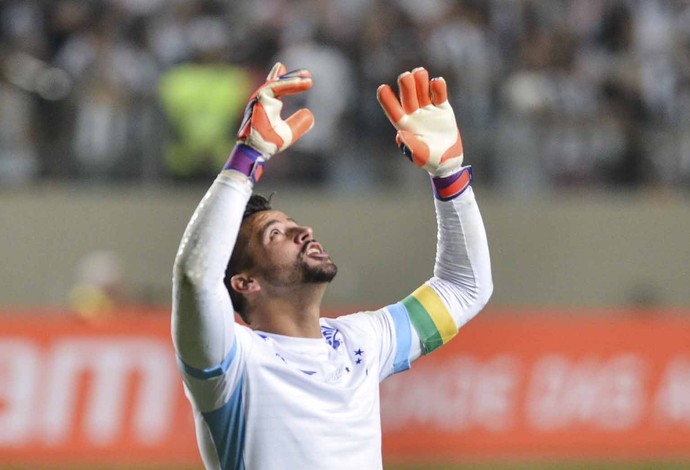 Fábio vence clássico contra Victor e leva a defesa mais bonita de setembro