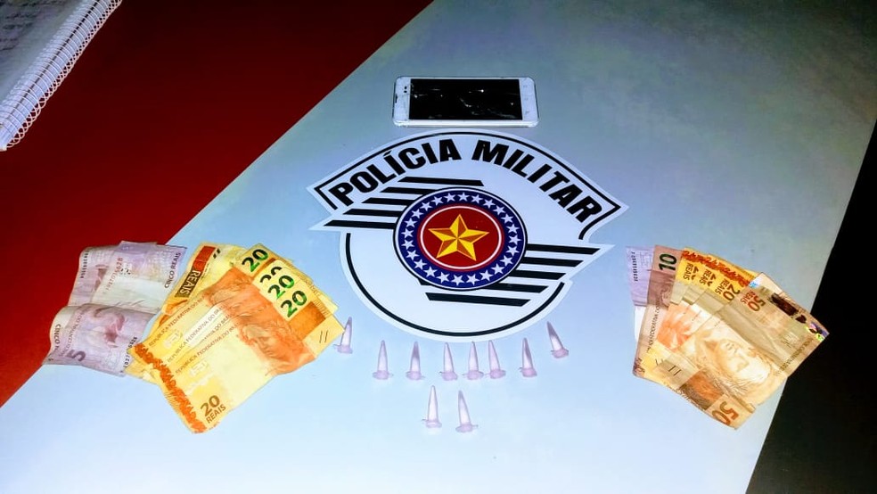 Com ele foram encontradas dez por&ccedil;&otilde;es de coca&iacute;na dinheiro &mdash; Foto: Divulga&ccedil;&atilde;o/Pol&iacute;cia Militar