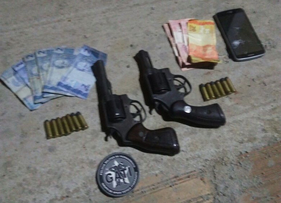 Armas foram apreendidas com os suspeitos (Foto: Divulga&ccedil;&atilde;o/Pol&iacute;cia Militar)