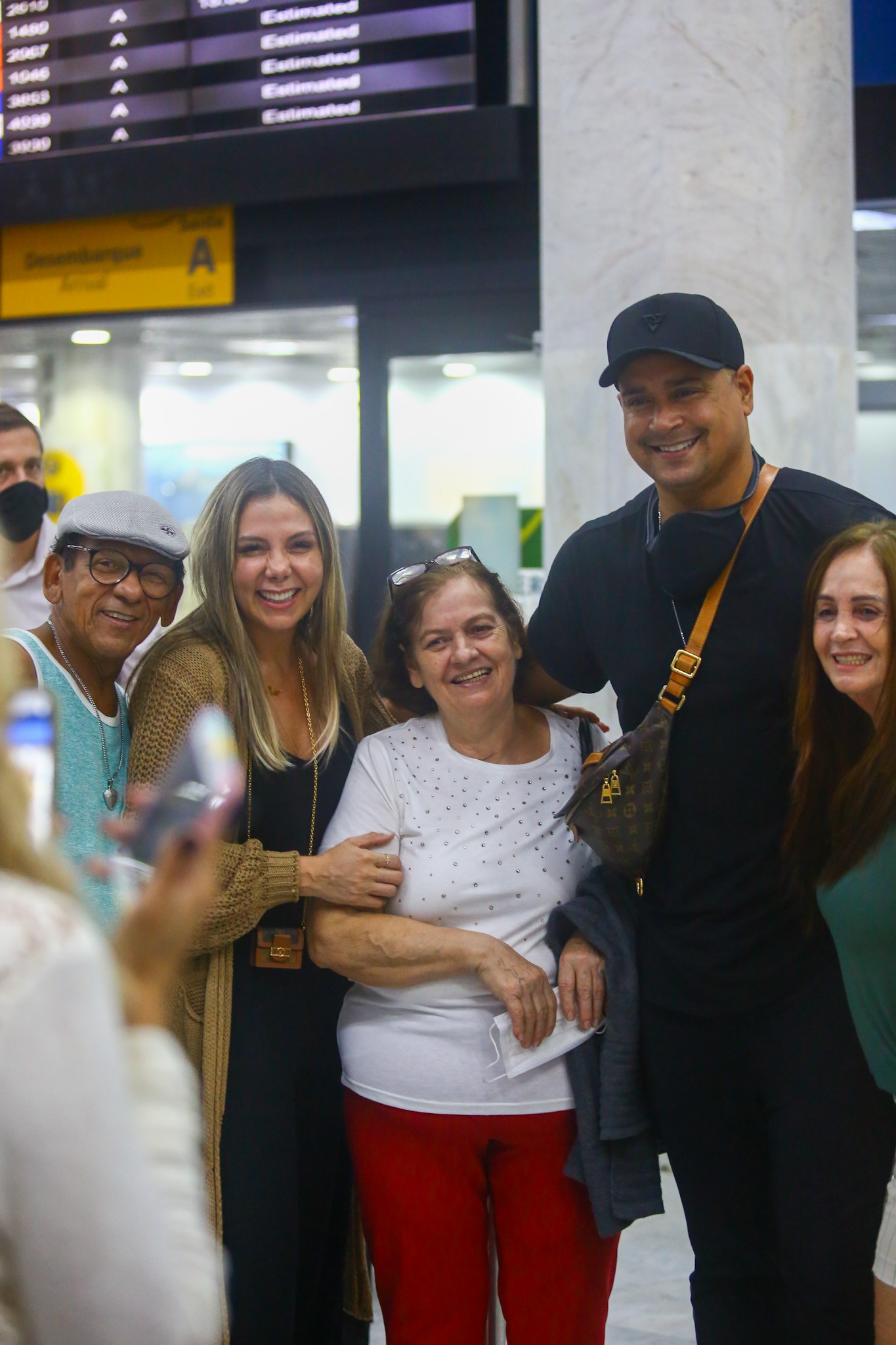 Carla Perez e Xanddy posa com fãs em aeroporto do Rio de Janeiro (Foto: Vitor Pereira/AgNews)