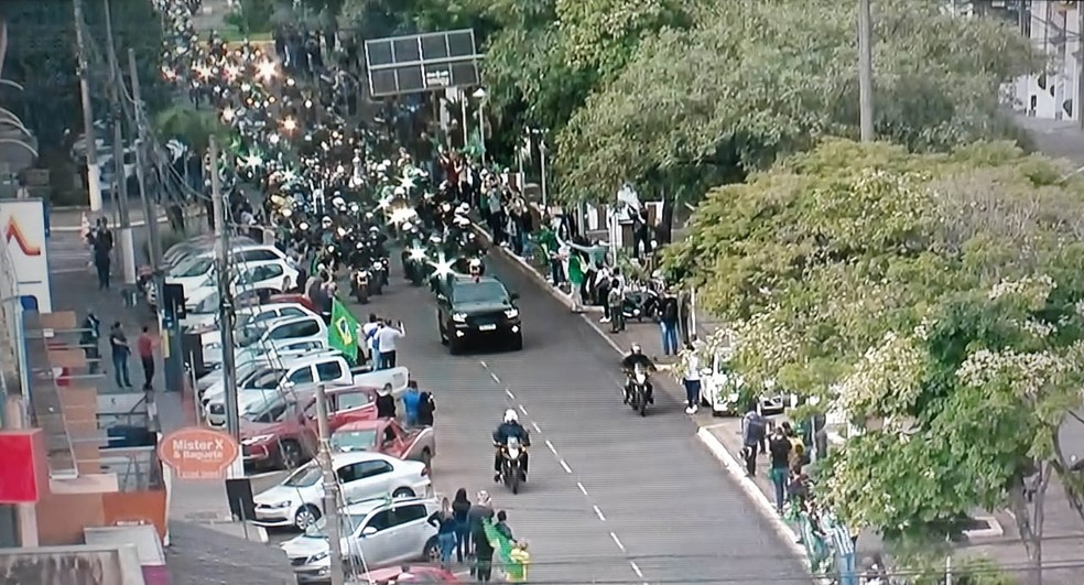 Bolsonaro em passeio neste sábado (26) em Chapecó (SC) — Foto: Reproduçã/  NSC TV