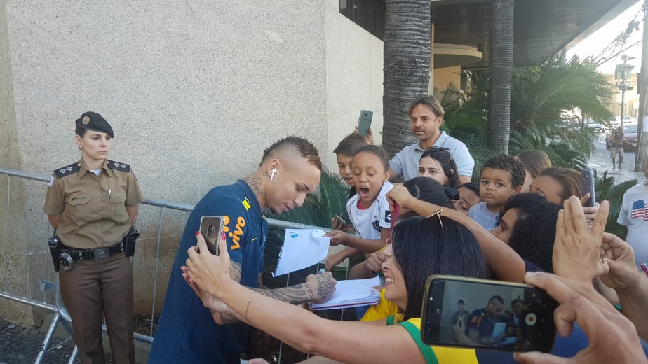 Antes de treino, Seleção recebe carinho dos torcedores em BH e retribui com autógrafos e fotos 