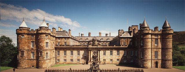 A frente do Palácio de Holyrood, em Edimburgo, na Escócia  (Foto: The Getty Images)