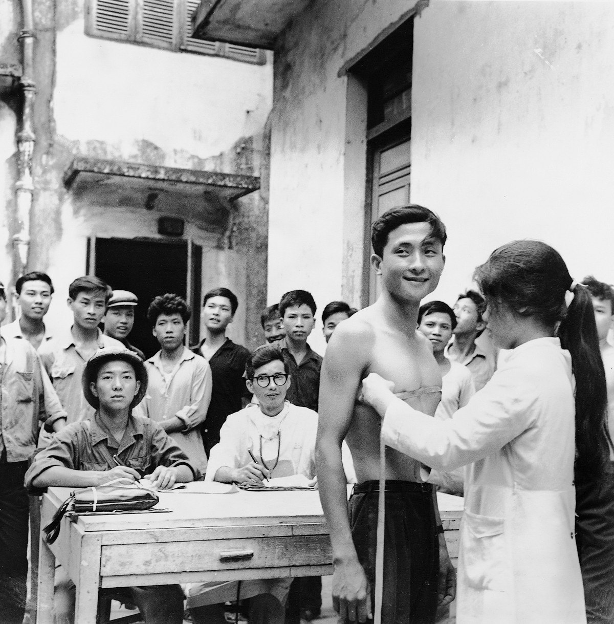 1967 - Novos recrutas são examinados em Haiphong, no norte do Vietnã. Em 1950, o exército vietnamita tinha 35 mil homens, em 1975, eram 500 mil combatentes (Foto: Divulgação)