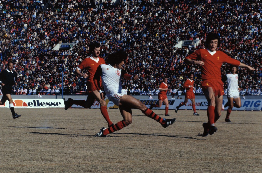 Nunes chuta para marcar o terceiro gol do Flamengo contra o Liverpool no Mundial de 1981 — Foto: Getty Images