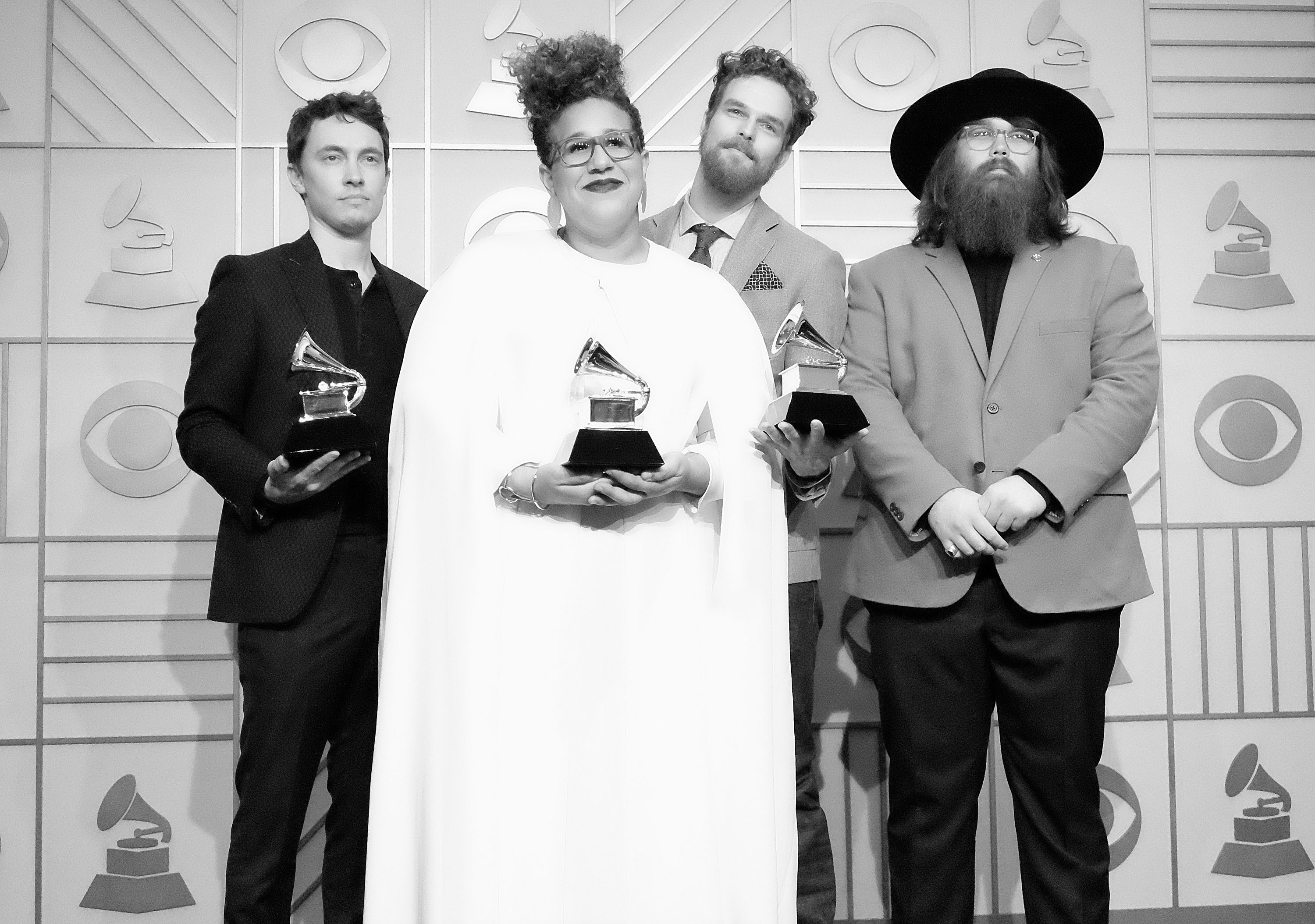 LOS ANGELES, CA - FEBRUARY 15:  (EDITORS NOTE: Image was shot in black and white. Color version not available) Heath Fogg, Brittany Howard, Steve Johnson and Zac Cockrell of the band Alabama Shakes pose in the press room at the The 58th GRAMMY Awards at S (Foto: FilmMagic)
