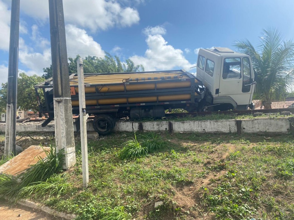 Caminhão quebrado em cima de linha férrea na Avenida Felizardo Moura, em Natal — Foto: Pedro Trindade/Inter TV Cabugi