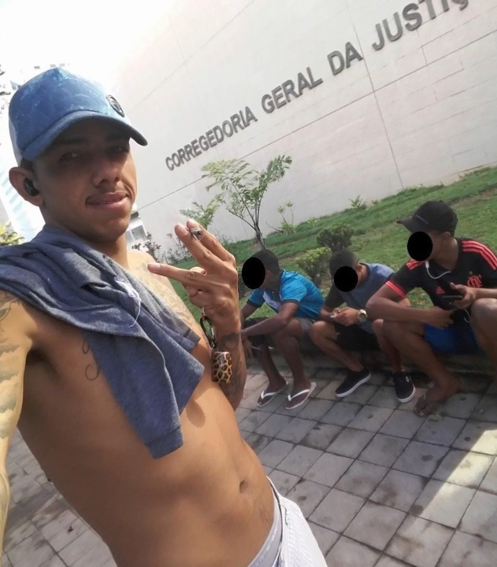 Joarlison Gabriel, preso pela Polícia Militar, fumando maconha em frente a Corregedoria Geral da Justiça.  — Foto: Polícia Militar/Divulgação
