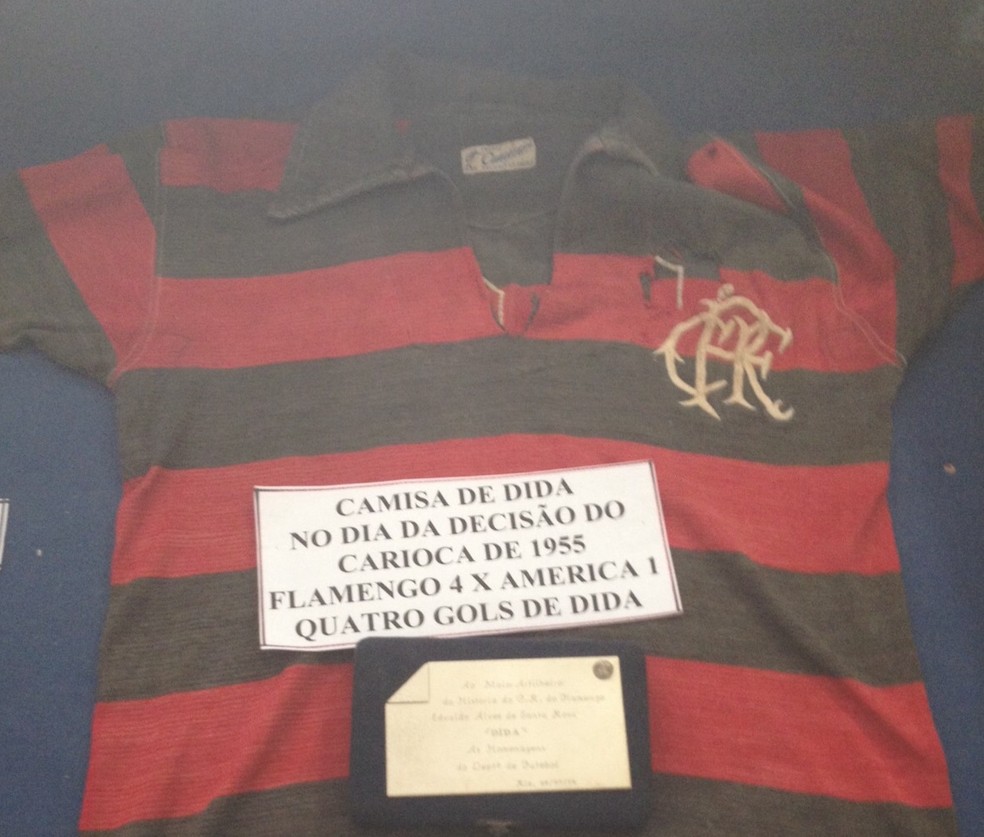 Camisa de Dida exposta no Museu dos Esportes, em Maceió — Foto: Jota Rufino/GloboEsporte.com