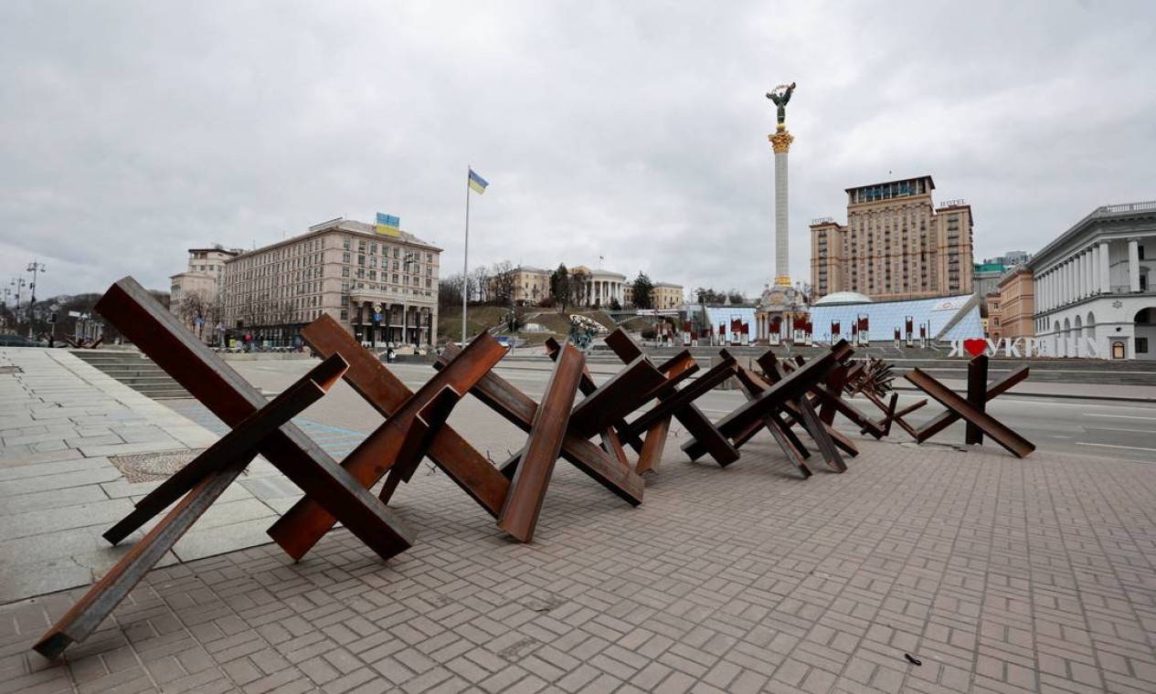 Obstáculos antitanques montados durante o conflito Ucrânia-Rússia na Praça da Independência, no centro de Kiev  — Foto: SERHII NUZHNENKO / REUTERS