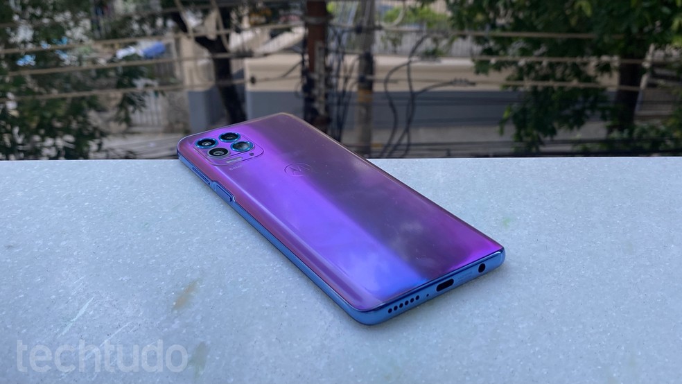 Traseira do Moto G100 muda de cor conforme a incidência de luz — Foto: Thássius Veloso/TechTudo