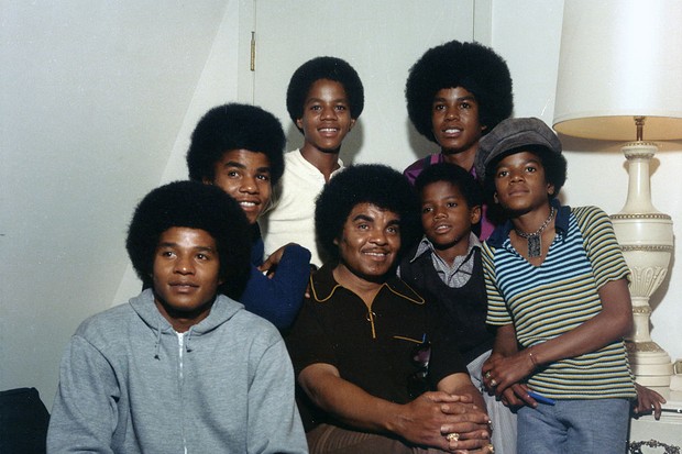 CIRCA 1970:  R&B quintet "Jackson 5" pose for a portrait with their youngest brother Randy and father Joe. Clockwise from bottom left: Jackie Jackson, Tito Jackson, Marlon Jackson, Jermaine Jackson, Michael Jackson, Randy Jackson, Joe Jackson (front). (Ph (Foto: GettyImages)