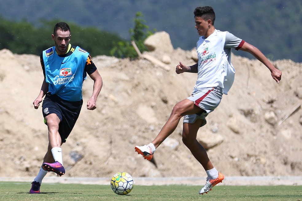 Pedro, aos 19 anos, treina com Renato Augusto no CT do Flu (Foto: Lucas Figueiredo / CBF)