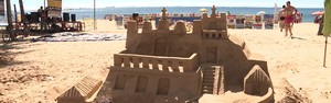 Artista esculpe Convento da Penha com areia de praia (Reprodução/TV Gazeta)