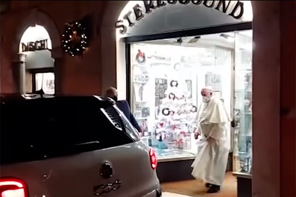 Papa Francisco no momento em que deixa loja de discos em Roma. Segurança carrega vinil para dentro do carro (Foto: reprodução YouTube)