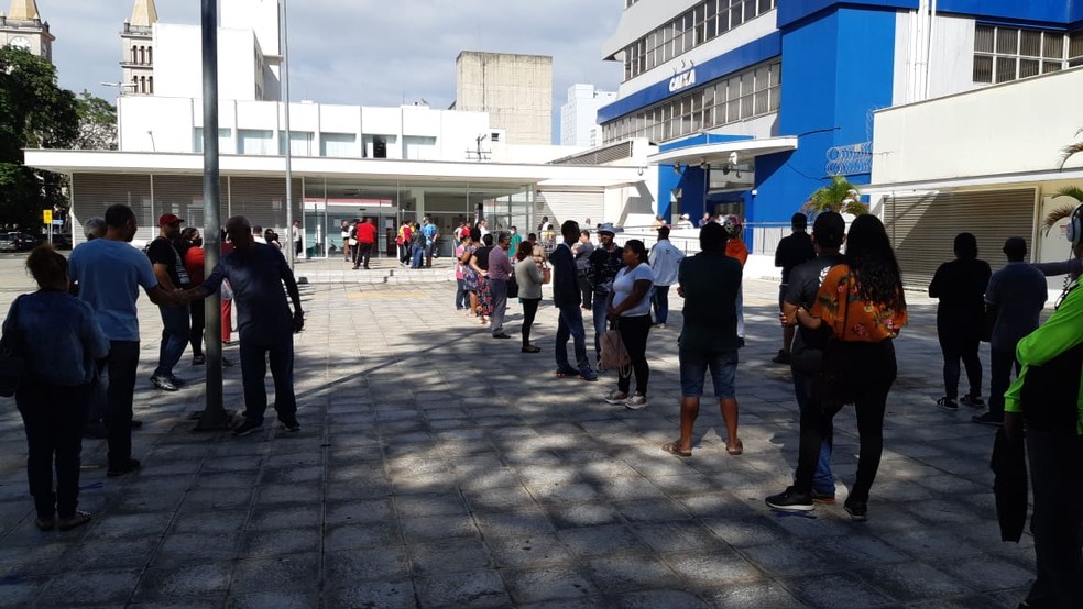 Aux&iacute;lio emergencial provoca fila em frente &agrave; ag&ecirc;ncia da Caixa Econ&ocirc;mica em Piracicaba &mdash; Foto: Edijan Del Santo/EPTV