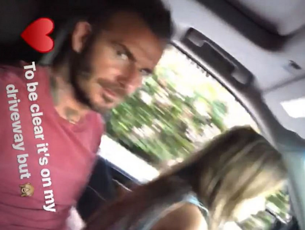 O ex-jogador de futebol David Beckham dirigindo com a filha de seis anos no colo (Foto: Instagram)