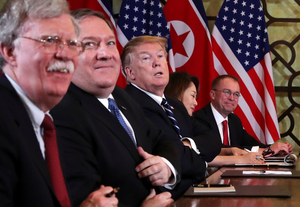 John Bolton, Mike Pompeo e Donald Trump participam de encontro com Kim Jong-un em Hanói, no Vietnã — Foto: Leah Millis/Reuters