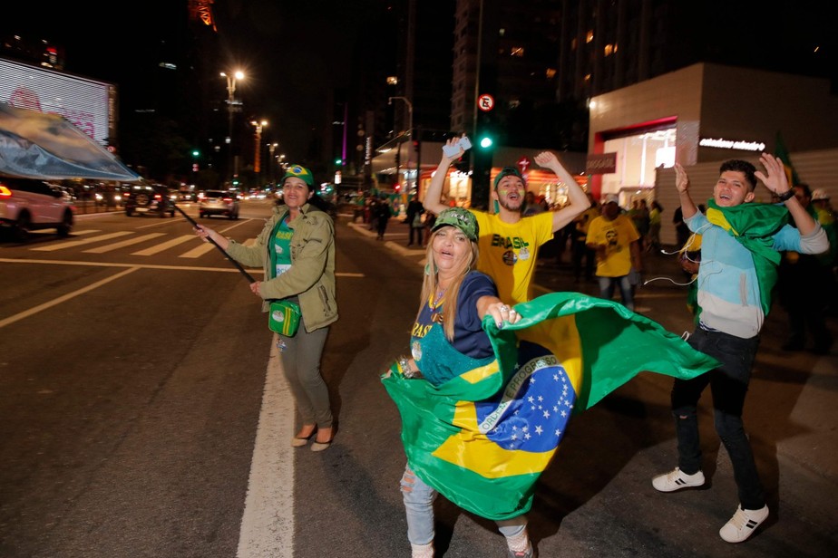 Apoiadores do presidente e candidato à reeleição Jair Bolsonaro festejam os resultados