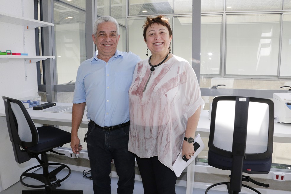 Luís Carlos de Souza Ferreira, diretor do ICB-USP, e Paola Minoprio, diretora de pesquisa do Instituto Pasteur, inauguram laboratórios no Inova USP — Foto: Marcos Santos/USP Imagens