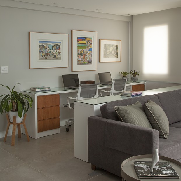 Home office de casal: 8 ambientes para inspirar o seu projeto (Foto: Luis Gomes)