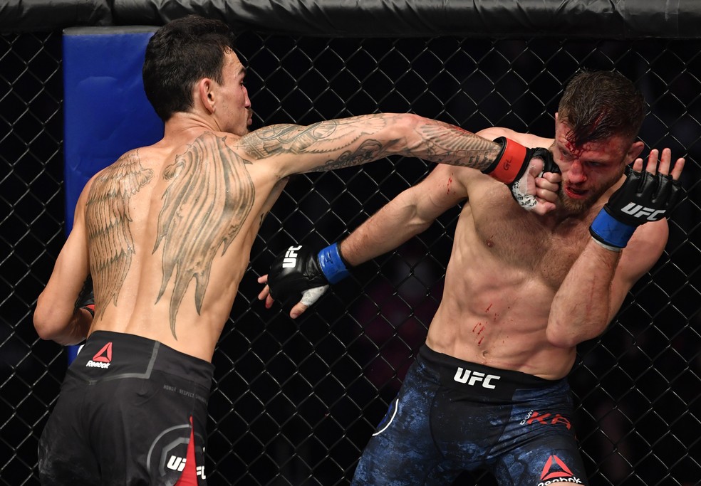 Max Holloway venceu Calvin Kattar por decisão unânime na Ilha da Luta — Foto: Getty Images