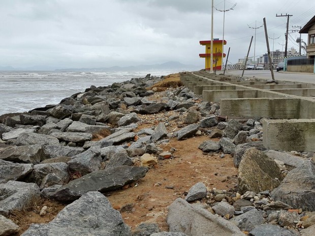 Orla da praia de Gravatá, em Navegantes, foi destruída pela ressaca no fim de semana. (Foto: Luiz Souza/RBS TV)