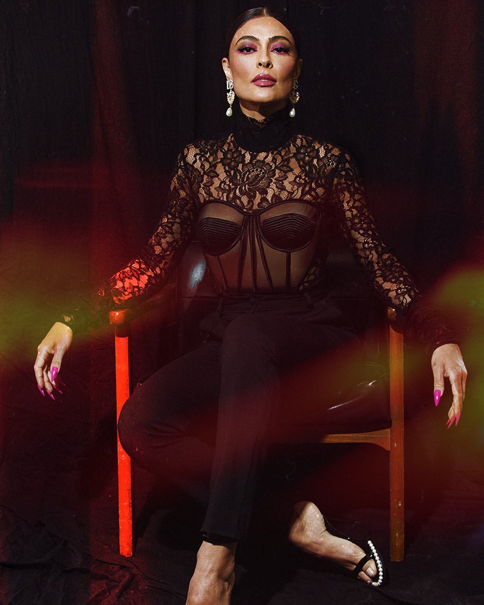 Juliana Paes com visual sexy e elegante — Foto: Sergio Baia