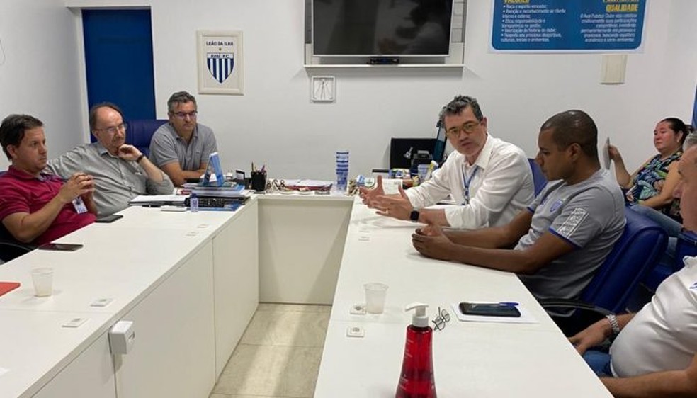 Avaí em reunião sobre coronavírus: médico Luis Fernando Funchal é um dos idealizadores do protocolo nacional da CBF — Foto: Divulgação/Avaí FC