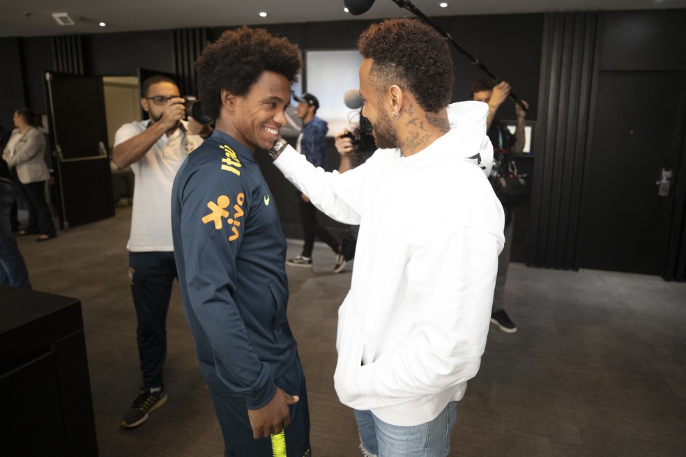 Neymar cumprimenta Willian, seu substituto na SeleÃ§Ã£o â?? Foto: Lucas Figueiredo/CBF