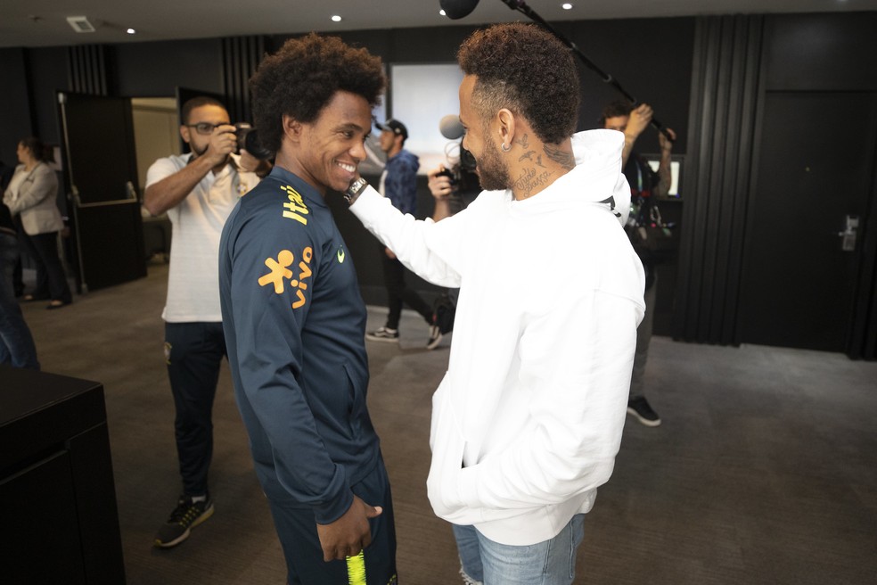 Neymar cumprimenta Willian, seu substituto na Seleção — Foto: Lucas Figueiredo/CBF