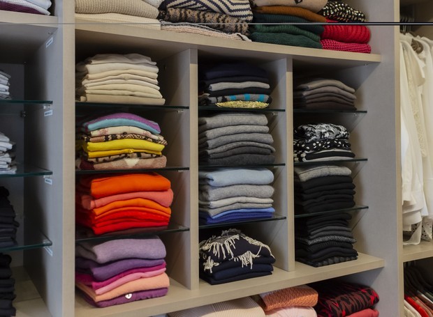 Os nichos são ótimos para guardar roupas dobradas, como camisetas, malhas e moletons (Foto: Os nichos são ótimos para guardar roupas dobradas, como camisetas, malhas e moletons)