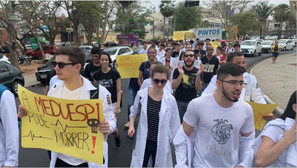 Estudantes de medicina da Uespi fazem manifestação no Centro de Teresina — Foto: Reprodução/TV Clube