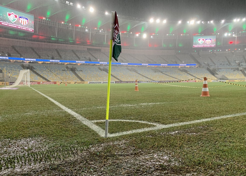 Maracan� sofreu com temporal antes do jogo � Foto: Andr� Dur�o