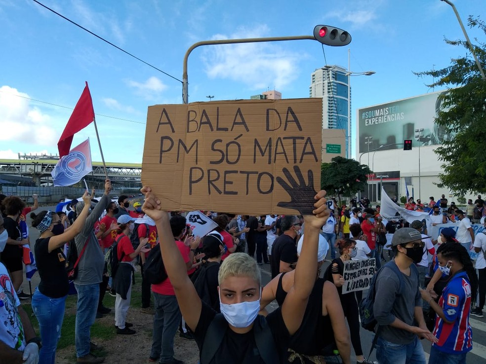 Grupos fazem protesto contra o racismo e o fascismo em Salvador — Foto: Clériston Santana/TV Bahia