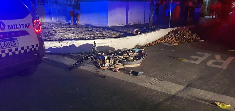 Moto onde casal estava ao ser v&iacute;tima de atentado em Mossor&oacute; &mdash; Foto: Redes sociais