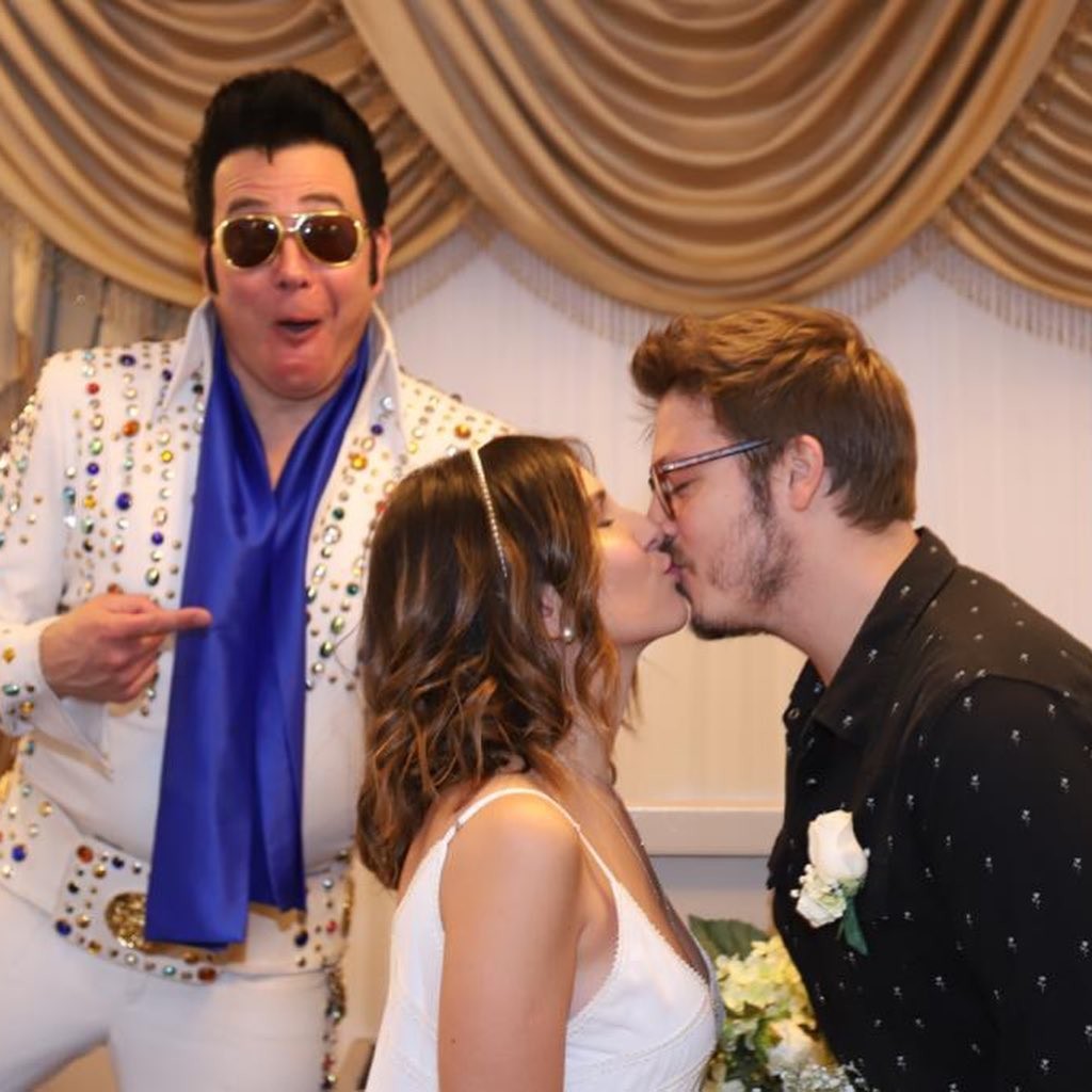 Fabio Porchat e Nataly Mega renovam votos do casamento em Las Vegas (Foto: Reprodução/Instagram)