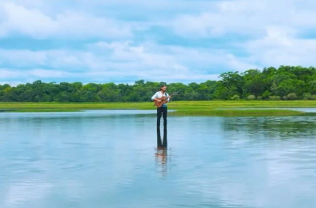 'Amor de índio': Gabriel Sater fica no meio de rio no Pantanal em clipe de nova música