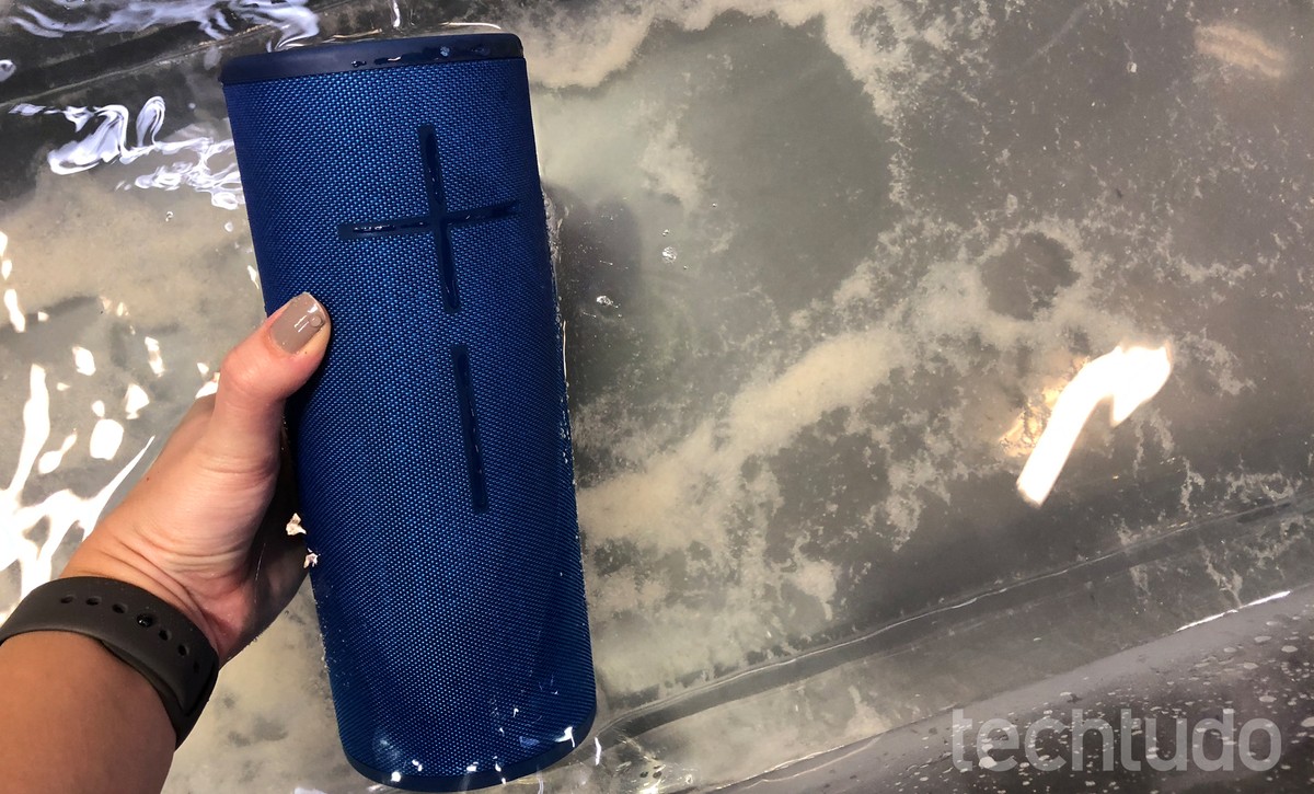 6 caixas de som resistentes à água para curtir músicas na piscina
