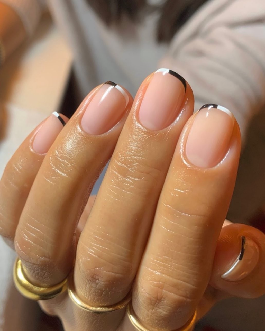 Francesinha minimalista é tendência de nail art (Foto: Reprodução/Instagram @raelondonnails)