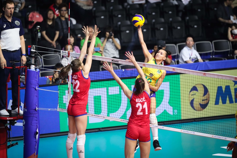 Gabi desmontou o bloqueio sérvio — Foto: FIVB / Divulgação