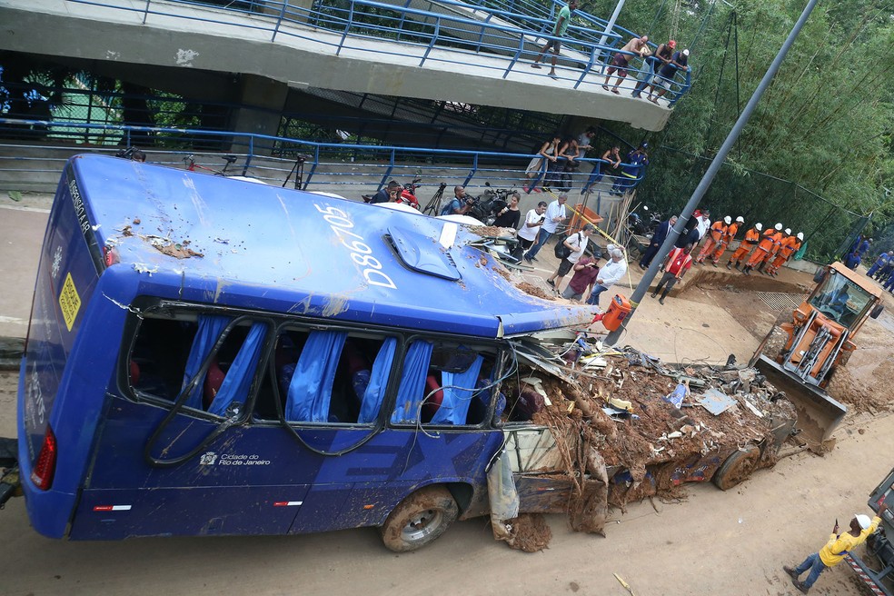 Esmagado pelo deslizamento, ônibus foi retirado após a retirada de dois corpos — Foto: Daniel Castelo Branco/Agência O Dia/Estadão Conteúdo