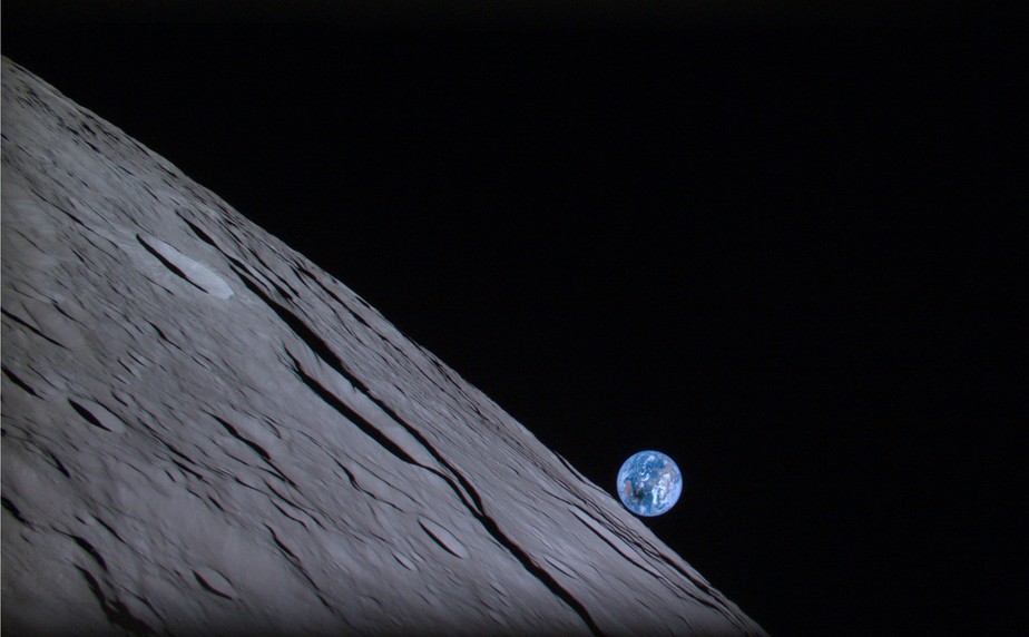 Fotografia tirada pela Hakuto-R mostra a Terra aparecendo no horizonte lunar