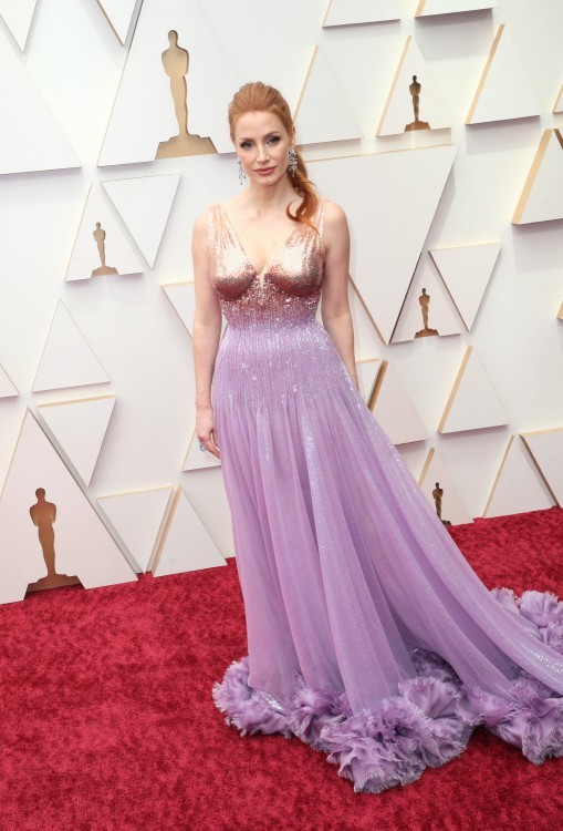 Jessica Chastain, que venceu o Oscar de Melhor Atriz em 2022, usou um vestido da Gucci na cerimônia que valorizou nada menos que 22% em um ano, passando de US$ 45 mil para US$ 55 mil