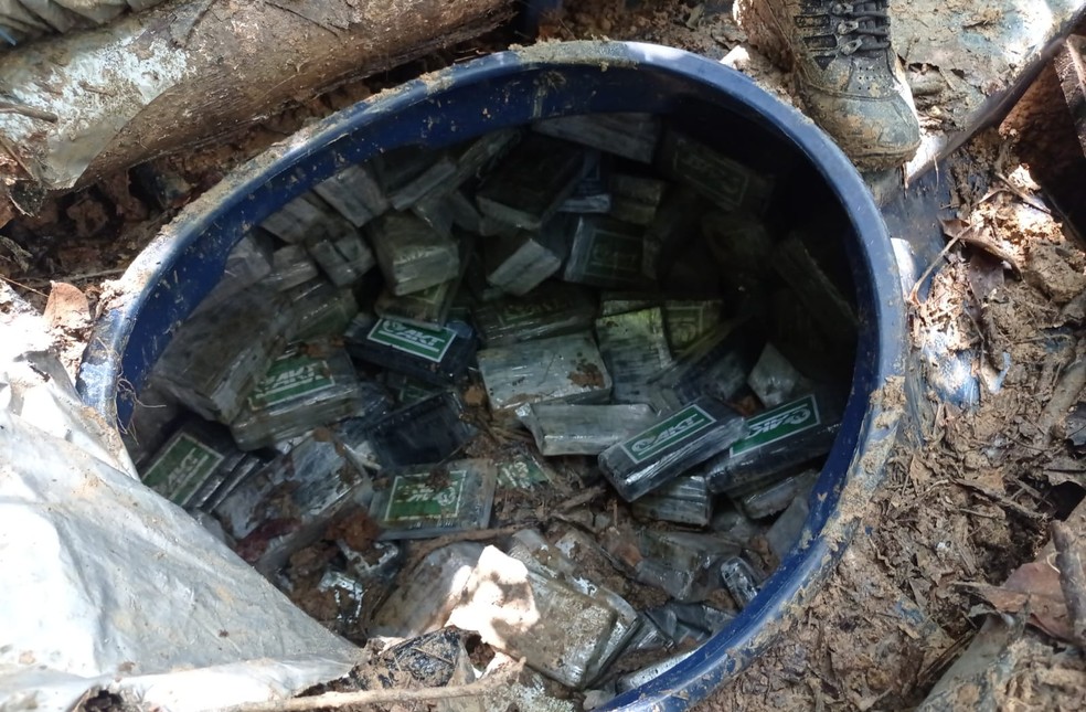 Droga foi encontrada dentro de uma caixa d'água que estava enterrada em São Miguel do Guaporé — Foto: Reprodução/PM