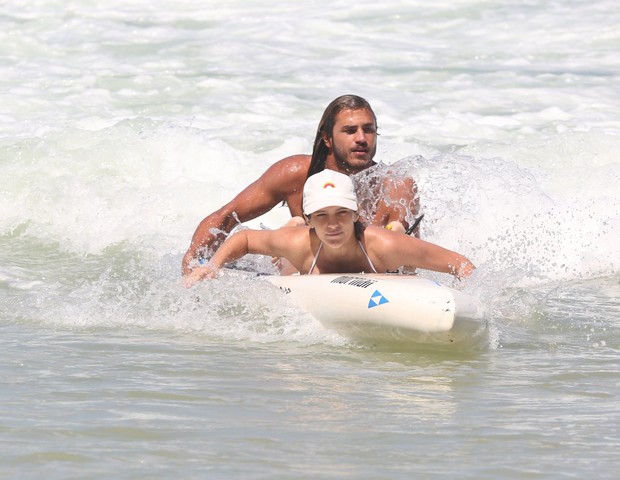 Isabella Santoni divide prancha de surfe com namorado no Rio (Foto: Dilson Silva/Agnews)